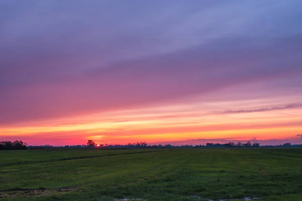 Hermosa Puesta Sol Con Cielo Multicolor Sobre Paisaje Pólder Agrícola — Foto de Stock
