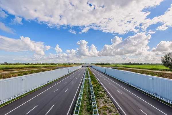 Kein Verkehr auf dieser menschenleeren, modernen, vertieften Autobahn A4, Den Haag - Rotterdam, Niederlande. — Stockfoto