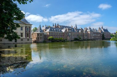 Lahey, Hollanda 'daki Hofvijver (saray göleti) ve Hollanda parlamentosunun (Het Binnenhof) manzarası
