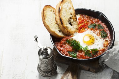 Bir dökme demir tavada Shakshuka