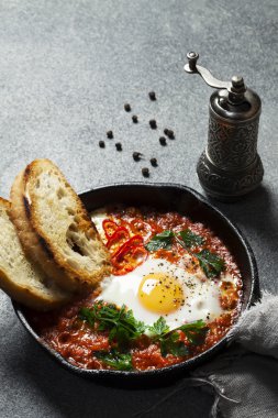 Bir dökme demir tavada Shakshuka 