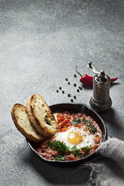 Bir dökme demir tavada Shakshuka 
