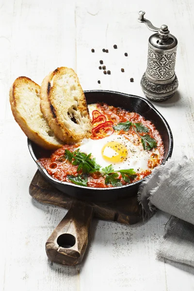 Bir dökme demir tavada Shakshuka — Stok fotoğraf