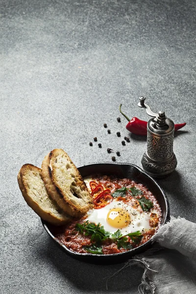 Bir dökme demir tavada Shakshuka 