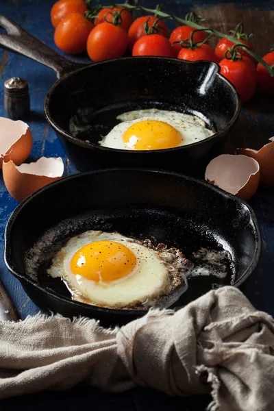 Kızarmış yumurta dökme demir skillets, biber, — Stok fotoğraf