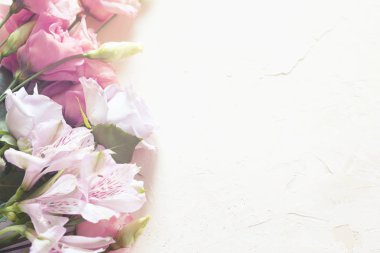 Bahar çiçekleri taş zemin üzerine