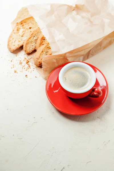 Traditionelle italienische Kekse und Kaffee — Stockfoto