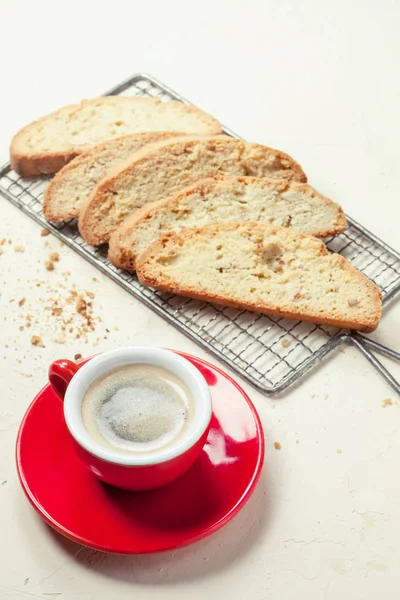 Traditionella italienska kakor och kaffe — Stockfoto