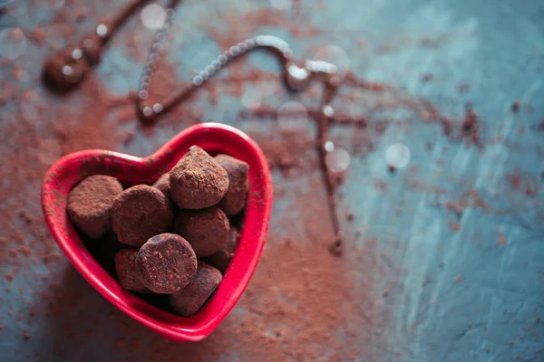 Шоколадные трюфели в миске в форме сердца — стоковое фото