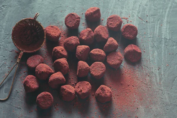 Шоколадные трюфели на каменном фоне — стоковое фото