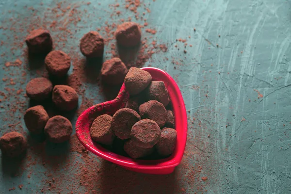 Trufas de chocolate sobre fondo de piedra —  Fotos de Stock