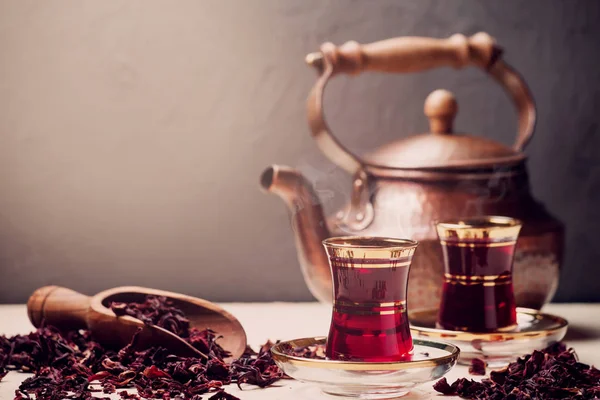 Red Hibiscus tea in turkish style — Stock Photo, Image