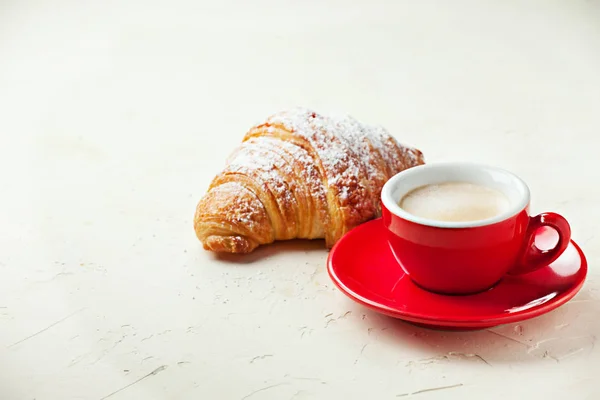 Taza de café y croissant — Foto de Stock