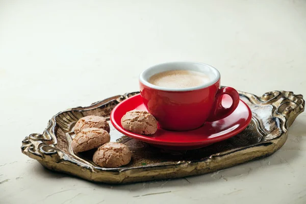 Koffie in een rode kop — Stockfoto