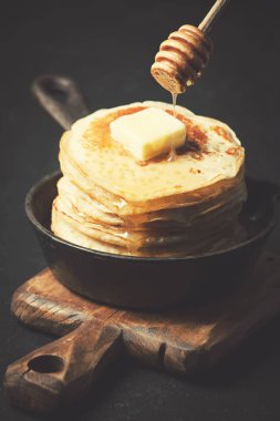 Bir dökme demir tavada krep