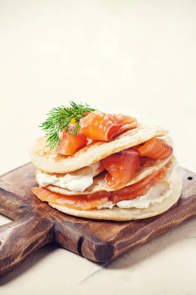 Pfannkuchen mit Lachs und Frischkäse — Stockfoto