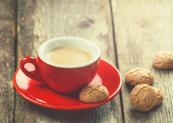 Traditionele Italiaanse koekjes en een kopje koffie — Stockfoto