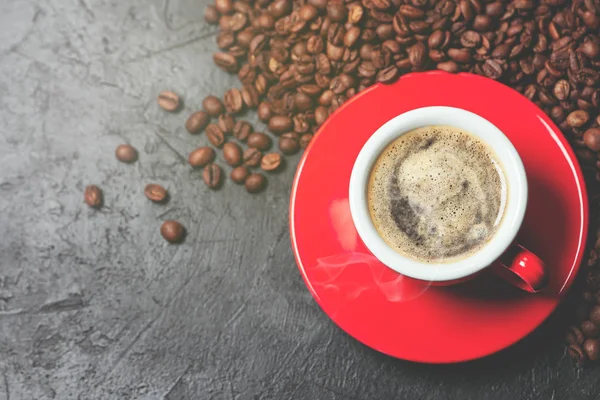Kopp med kaffe på steinbakgrunn – stockfoto