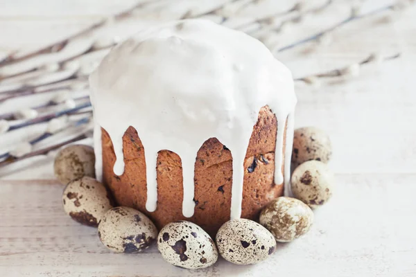 Pasen cake en kwartel eieren — Stockfoto