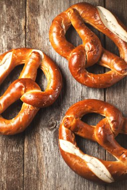 ahşap zemin üzerinde simit