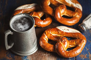 Ahşap rustik zemin üzerine simit