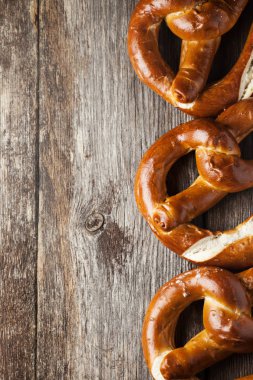 ahşap zemin üzerinde simit