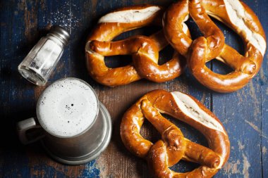 Ahşap rustik zemin üzerine simit