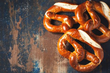 Ahşap rustik zemin üzerine simit