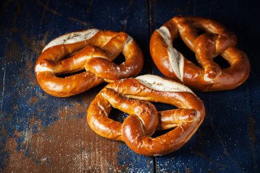 Ahşap rustik zemin üzerine simit