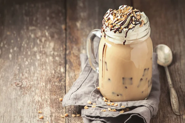 Kaffe med is, grädde och choklad — Stockfoto