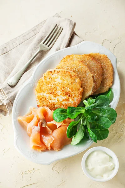 Картофельные блинчики с лососем — стоковое фото