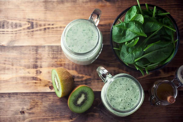 Batido de espinacas y kiwi sobre fondo de madera — Foto de Stock