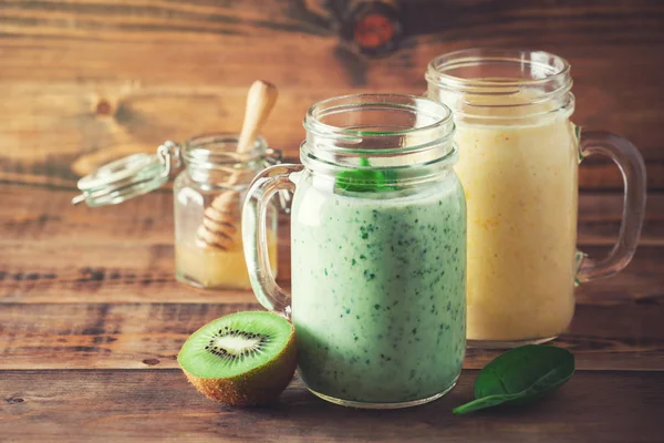 Spinach and mango smoothie — Stock Photo, Image