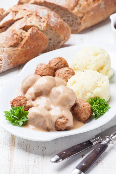 Geleneksel köfte sosu ve patates püresi ile — Stok fotoğraf