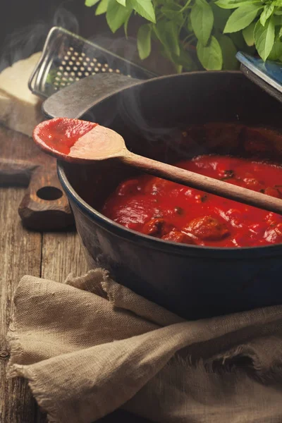 Domates sosu ile dökme demir tava — Stok fotoğraf
