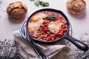 Patates yumurta ve domates beyaz arka plan üzerinde