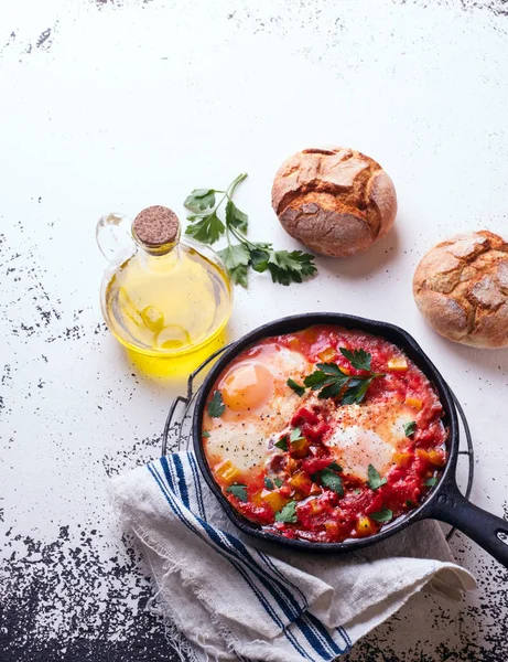 Kızarmış yumurta ve domates beyaz arka plan üzerinde — Stok fotoğraf