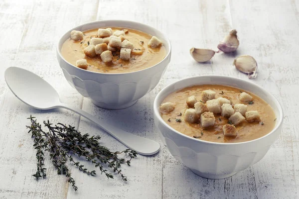 Soupe Aux Carottes Avec Croûtons Sur Fond Bois Blanc — Photo