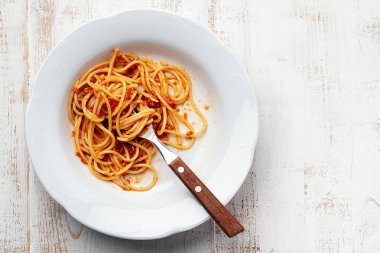 Beyaz ahşap arka planda spagetti bolonezi.