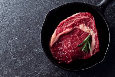 Taş tahtada çiğ biftek.