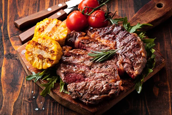Gegrilltes Rib Eye Steak Auf Holzbrett lizenzfreie Stockfotos