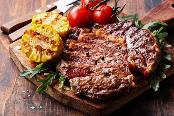 Gegrilltes Rib Eye Steak Auf Holzbrett Stockfoto