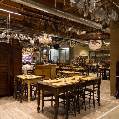 Bologna, İtalya - Aralık, 2017 yaklaşık: Salumificio Fico Eataly dünya, Bologna, yer alan içinde dünyanın en büyük agrofood Parkı restoranıdır. İç görünüm.