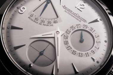 Bologna, İtalya - Şubat 2018 yaklaşık: Jager Le Coultre rezerv de marche otomatik lüks saatini yakın fotoğraf.