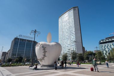 Milan, İtalya - Eylül, 2017 yaklaşık: Anıtsal Reintegrated Apple Milan'ın merkez demiryolu istasyonu tarafından Michelangelo Pistoletto önünde heykel.