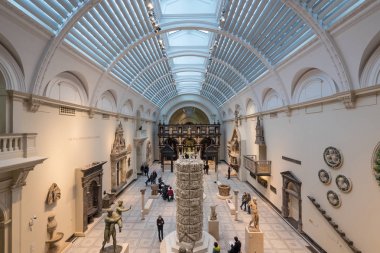 Ocak, 2018 yaklaşık - Londra, İngiltere: Victoria ve Albert Müzesi salonu. V ve A müzesidir dünyanın en büyük Müzesi Dekoratif ve Tasarım sanat.