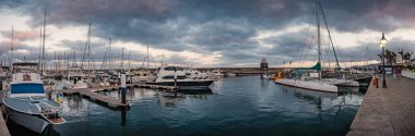 Lanzarote, İspanya: Yaklaşık Haziran, 2017: Puerto Calero liman gün batımında Lanzarote Adası panoramik. Kanarya Adaları, İspanya, Europe. 