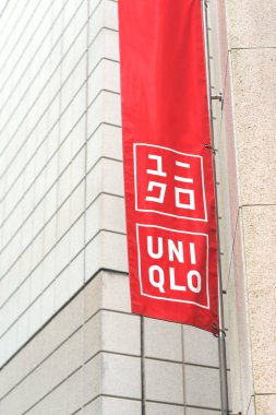 Tokyo, Japonya - Mart, 2017 yaklaşık: Uniqlo işareti. Bir Japon giyim Tasarımcısı, üretici ve perakendeci Uniqlo Co Ltd.. 