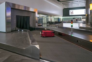 Köln, Almanya - Ocak, 2018 yaklaşık: Konveyör bant Köln Bonn Uluslararası Havaalanı.