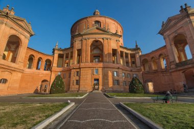 San Luca kutsal mavi gökyüzü ile güneşli bir günde. Bologna, İtalya.